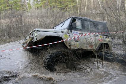 Джип-спринт `Апрельский кураж`. На снимке: автомобиль во время гонки