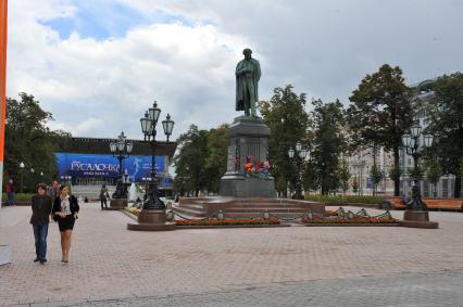 Виды Москвы. Пушкинская площадь. На снимке: памятник А.С.Пушкину.