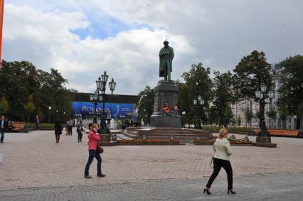 Виды Москвы. Пушкинская площадь. На снимке: памятник А.С.Пушкину.