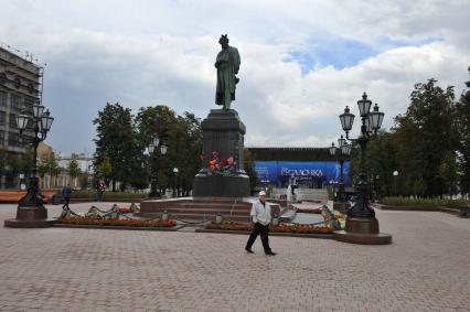 Виды Москвы. Пушкинская площадь. На снимке: памятник А.С.Пушкину.