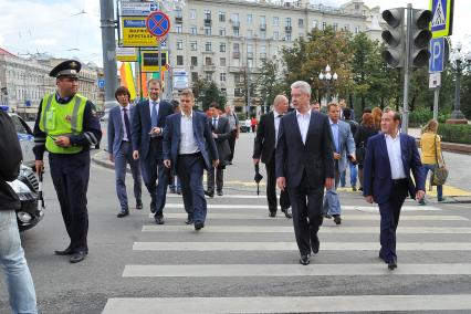 Осмотр Пушкинского и Новопушкинского скверов С.Собяниным после реконструкции. На снимке: и.о. мэры Москвы Сергей Собянин (в центре) и  и.о. заместителя мэра Москвы по вопросам жилищно-коммунального хозяйства и благоустройства Петр Бирюков (справа).