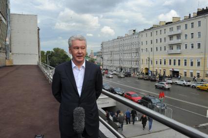 Осмотр Пушкинского и Новопушкинского скверов С.Собяниным после реконструкции. На снимке: и.о. мэры Москвы Сергей Собянин  у театра `Россия`.