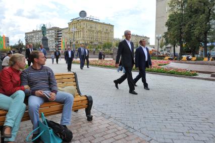 Осмотр Пушкинского и Новопушкинского скверов С.Собяниным после реконструкции. На снимке: и.о. мэры Москвы Сергей Собянин (в центре) и  и.о. заместителя мэра Москвы по вопросам жилищно-коммунального хозяйства и благоустройства Петр Бирюков (справа) во время осмотра Пушкинского сквера.