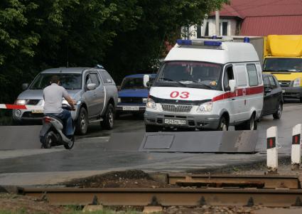 Железнодорожный переезд. На снимке: автомобиль `Скорая помощь` у шлагбаума.