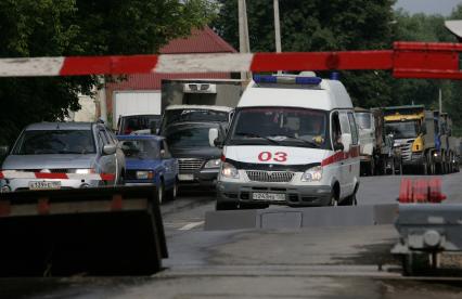 Железнодорожный переезд. На снимке: автомобиль `Скорая помощь` у шлагбаума.