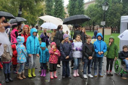 В московском саду `Эрмитаж` прошел веселый праздник для детей и взрослых `Здравствуй, школа, новый год!`, организованный телеведущей Татьяной Лазаревой. На снимке: дочь Татьяены Лазаревой Антонина Шац (четвертая справа).