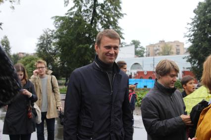 В московском саду `Эрмитаж` прошел веселый праздник для детей и взрослых `Здравствуй, школа, новый год!`, организованный телеведущей Татьяной Лазаревой. На снимке: кандидат на выборах мэра Москвы 2013, блогер Алексей Навальный (слева).