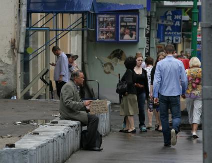 Мужчина с объявлением `Помогите Украли деньги Хочу есть и уехать домой`