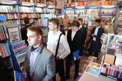 Университетский книжный магазин `БукВышка`. На снимке: покупатели рассматривают ассортимент книг.