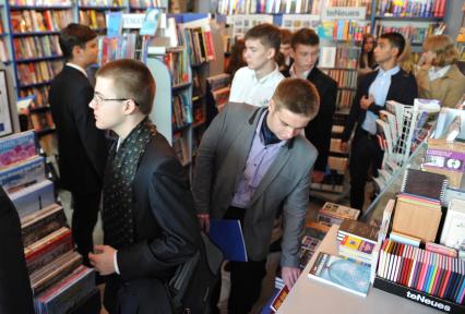 Университетский книжный магазин `БукВышка`. На снимке: покупатели рассматривают ассортимент книг.