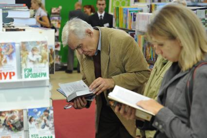 ВВЦ. 26 Московская международная книжная выставка-ярмарка. На снимке: посетители выставки рассматривают ассртимент книг.