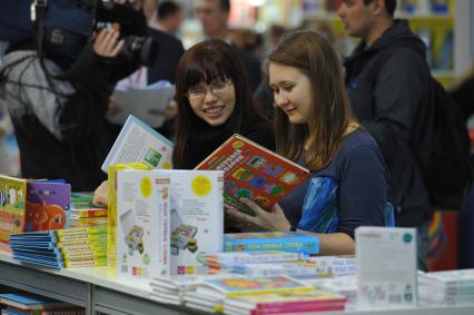 ВВЦ. 26 Московская международная книжная выставка-ярмарка. На снимке: посетители выставки рассматривают ассртимент книг.