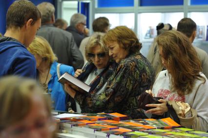 ВВЦ. 26 Московская международная книжная выставка-ярмарка. На снимке: посетители выставки рассматривают ассртимент книг.