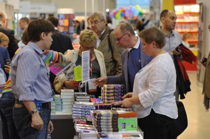 ВВЦ. 26 Московская международная книжная выставка-ярмарка. На снимке: посетители выставки рассматривают ассртимент книг.