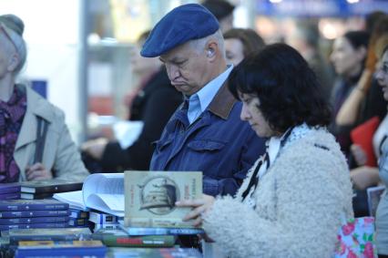 ВВЦ. 26 Московская международная книжная выставка-ярмарка. На снимке: посетители выставки рассматривают ассртимент книг.