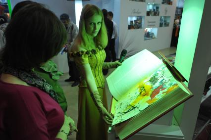 ВВЦ. 26 Московская международная книжная выставка-ярмарка. На снимке: реклама книжной продукции