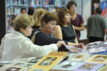 ВВЦ. 26 Московская международная книжная выставка-ярмарка. На снимке: посетители выставки рассматривают ассртимент книг.