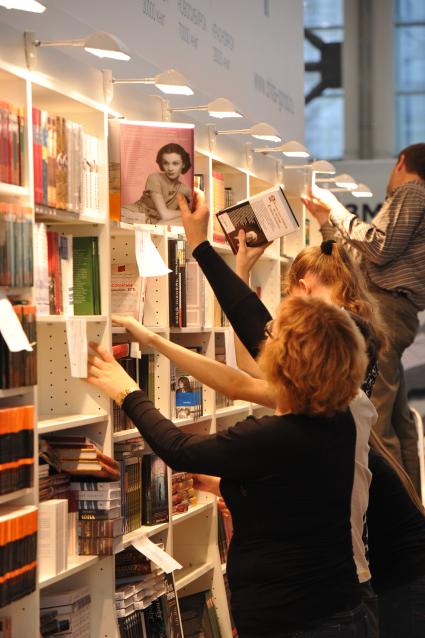 ВВЦ. 26 Московская международная книжная выставка-ярмарка. На снимке: посетители выставки рассматривают ассртимент книг.