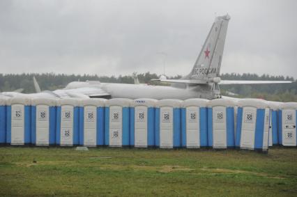 Аэродром ЛИИ им. Громова. 11-й Международный авиационно-космический салон `МАКС-2013`. Закрытие.   На снимке:  туалетные кабины