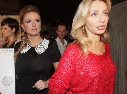 Презентация клипа на песню Анны Семенович `Любовь под облаками`. На снимке: певица Анна Семенович и фигуристка Татьяна Навка (справа)