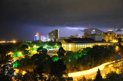 Виды Сочи. Ночная набережная. На снимке: гроза над городом.