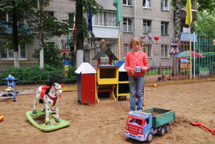 Девочка на детской площадке.