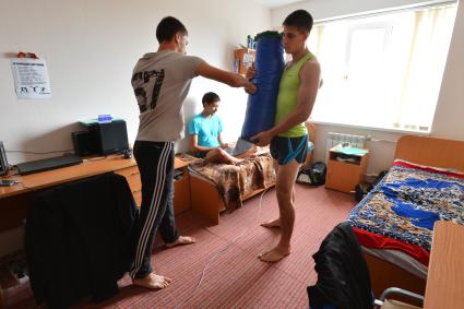 Общежитие № 8 в Оренбурге. На снимке: студенты в комнате.