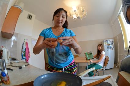 Общежитие № 8 в Оренбурге. На снимке: студентка готовит яичницу на кухне.