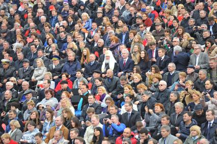 День города Москвы 2013. Праздничные мероприятия, посвященные 866-ой годовщины со дня основания Москвы на Красной площади. На снимке (в центральном ряду): руководитель Департамента культуры Москвы Сергей Капков (пятый слева), Полномочный представитель Президента в ЦФО Александр Беглов (в центре), Патриарх Московский и всея Руси Кирилл (шестой справа) и врио мэра Москвы Сергей Собянин (пятый справа) .