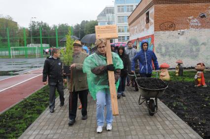 Акция газеты `Комсомольская правда` `Сделай Москву парком!`. Посадка деревьев во дворе гимназии № 201 им.Зои и Александра Космодемьянских. На снимке: директор гимназии Елена Подольская.