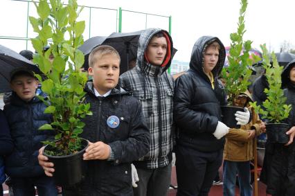 Акция газеты `Комсомольская правда` `Сделай Москву парком!`. Посадка деревьев во дворе гимназии № 201 им.Зои и Александра Космодемьянских.