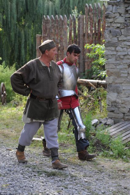 Съемки многосерийного сериала `Все могут короли`. На снимке: мужчина в доспехах.