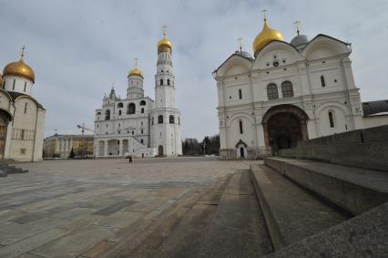 Виды Москвы. Соборная площадь Московского Кремля. На снимке:  Колокольня Ивана Великого (в центре) и Архангельский собор (справа).