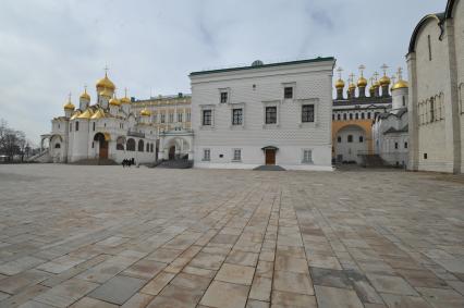 Виды Москвы. Соборная площадь Московского Кремля. На снимке: Благовещенский собор (слева) и Грановитая палата (в центре).