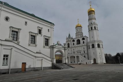 Виды Москвы. Соборная площадь Московского Кремля. На снимке: Грановитая палата (слева) и Колокольня Ивана Великого (справа).