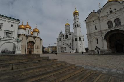 Виды Москвы. Соборная площадь Московского Кремля. На снимке: Успенский собор (слева) и Колокольня Ивана Великого (в центре).