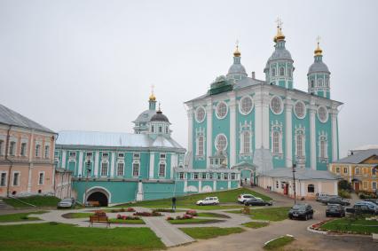 Виды Смоленска. На снимке: Успенский кафедральный собор (справа) на Соборной горе.