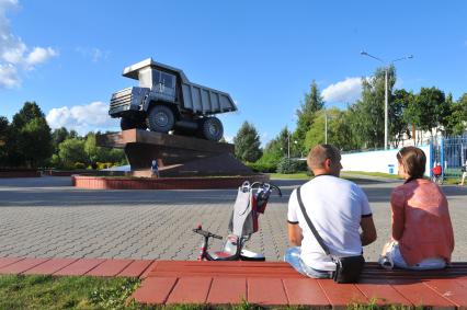 Виды Жодино. На снимке: памятник создателям карьерных самосвалов.