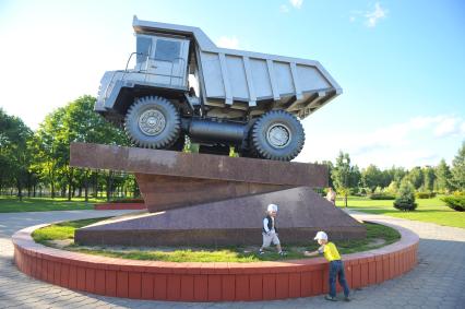 Виды Жодино. На снимке: памятник создателям карьерных самосвалов.