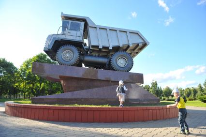 Виды Жодино. На снимке: памятник создателям карьерных самосвалов.