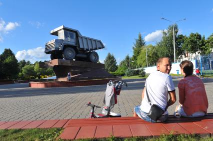 Виды Жодино. На снимке: памятник создателям карьерных самосвалов.