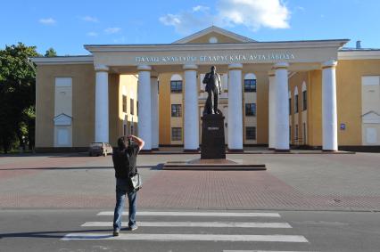 Виды Жодино. Белорусский автомобильный завод (Белаз). На снимке: дворец культуры и памятник Ленину.