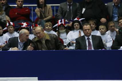 Кубок Европы по дзюдо в Лужниках. На снимке: президент РФ Владимир Путин (в центре), его тренер по дзюдо Анатолий Рахлин (слева) и президент Европейского союза дзюдо Мариус Визер.
