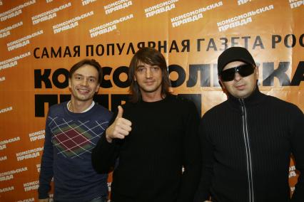 ИД `Комсомольская правда`. На снимке (слева направо): участники группы `Дискотека Авария` Алексей Серов, Николай Тимофеев и Алексей Рыжов.