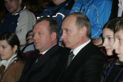 Абсолютный чемпионат Европы по дзюдо на призы президента РФ в театре Российской армии. На снимке: президент Европейского союза дзюдо Мариус Визер (слева) и президент РФ Владимир Путин.