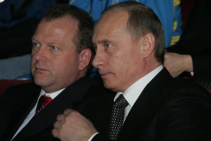 Абсолютный чемпионат Европы по дзюдо на призы президента РФ в театре Российской армии. На снимке: президент Европейского союза дзюдо Мариус Визер (слева) и президент РФ Владимир Путин.