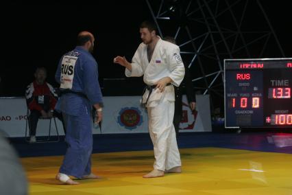 Абсолютный чемпионат Европы по дзюдо на призы президента РФ в театре Российской армии. На снимке: дзюдоисты Тамерлан Тменов (слева) и Александр Михайлин.