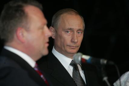 Абсолютный чемпионат Европы по дзюдо на призы президента РФ в театре Российской армии. На снимке: президент Европейского союза дзюдо Мариус Визер (слева) и президент РФ Владимир Путин.