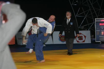 Абсолютный чемпионат Европы по дзюдо на призы президента РФ в театре Российской армии. На снимке: дзюдоисты Александр Михайлин (слева) и Тамерлан Тменов.