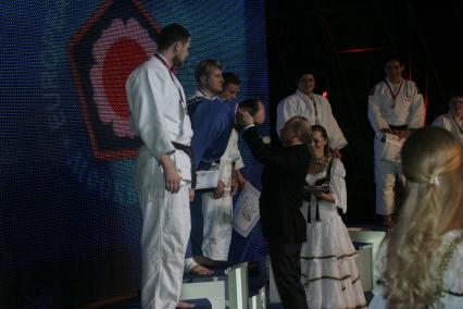 Абсолютный чемпионат Европы по дзюдо на призы президента РФ в театре Российской армии. На снимке: президент РФ Владимир Путин (справа) награждает победителя чемпионата Тамерлана Тменова (второй слева).